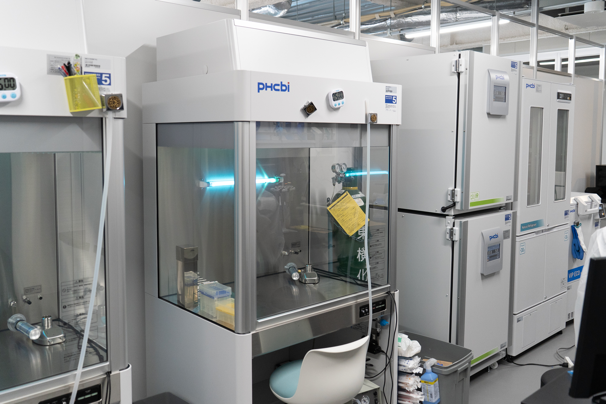 The interview was conducted in Associate Professor Sakaguchi’s laboratory, surrounded by a variety of experimental equipment.