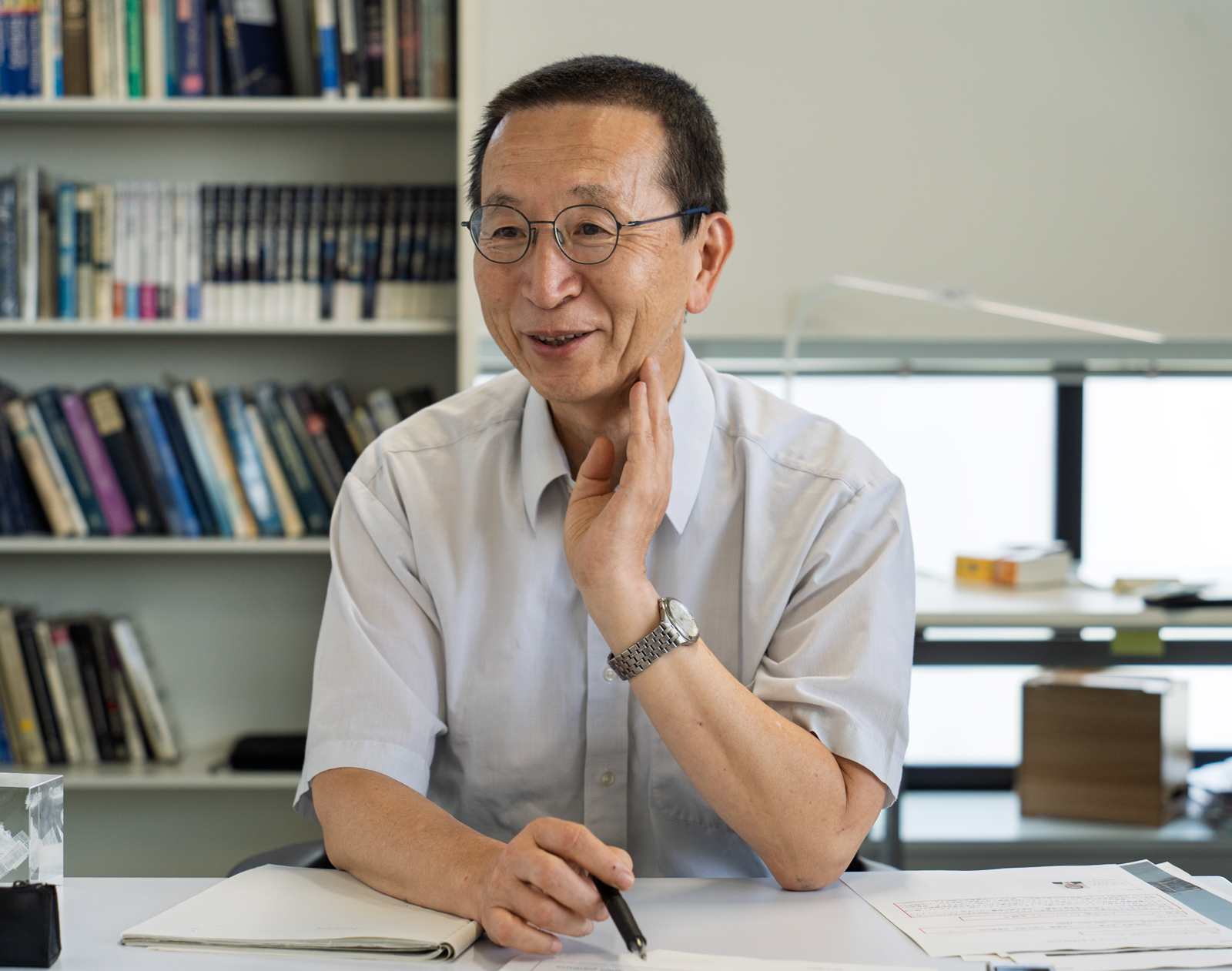 赤外線の特徴を説明する中川特任教授