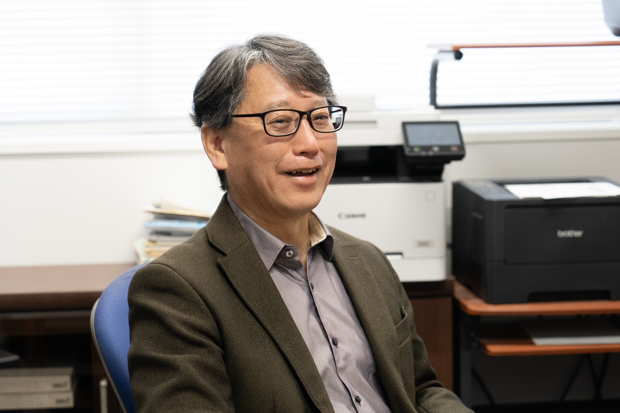 「小5から天文に興味をもち、将来は天文学者になるのが夢でした。原子核と宇宙は分野もスケールも両極端に違うように思えますが、実は共通部分も多いんですよ。」と語る高木教授。