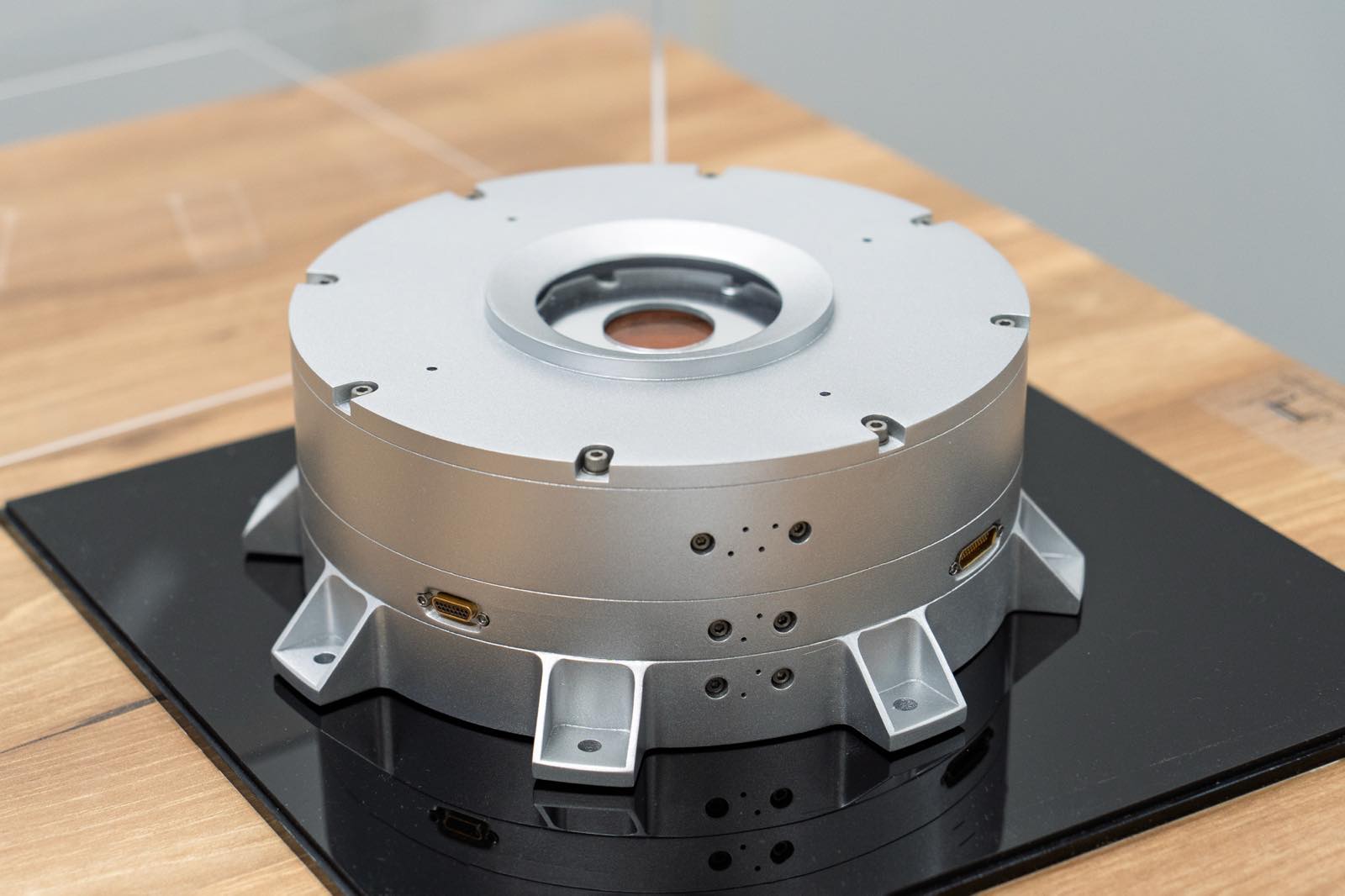 人工衛星に取り付け、宇宙空間での帯電状態を測定する機器の模型。中央に見えるオレンジ色の部分で測定する。