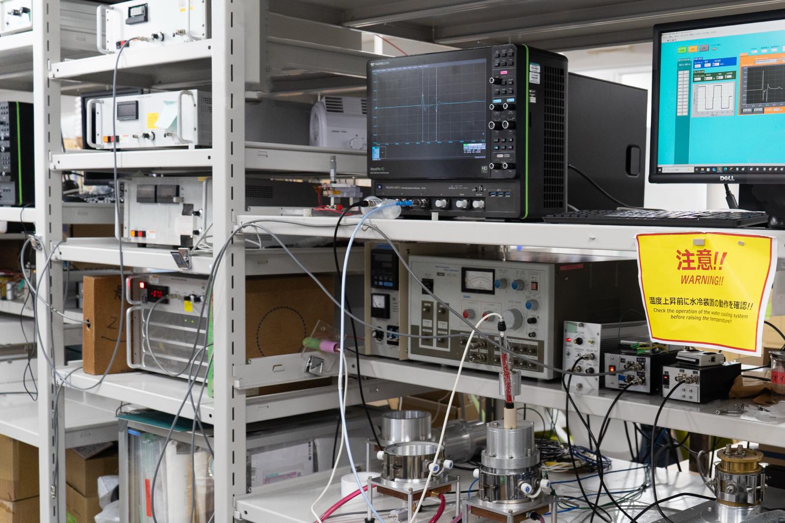 機材が並ぶ研究室。データを取得するためのプログラムも学生が制作したものだという。