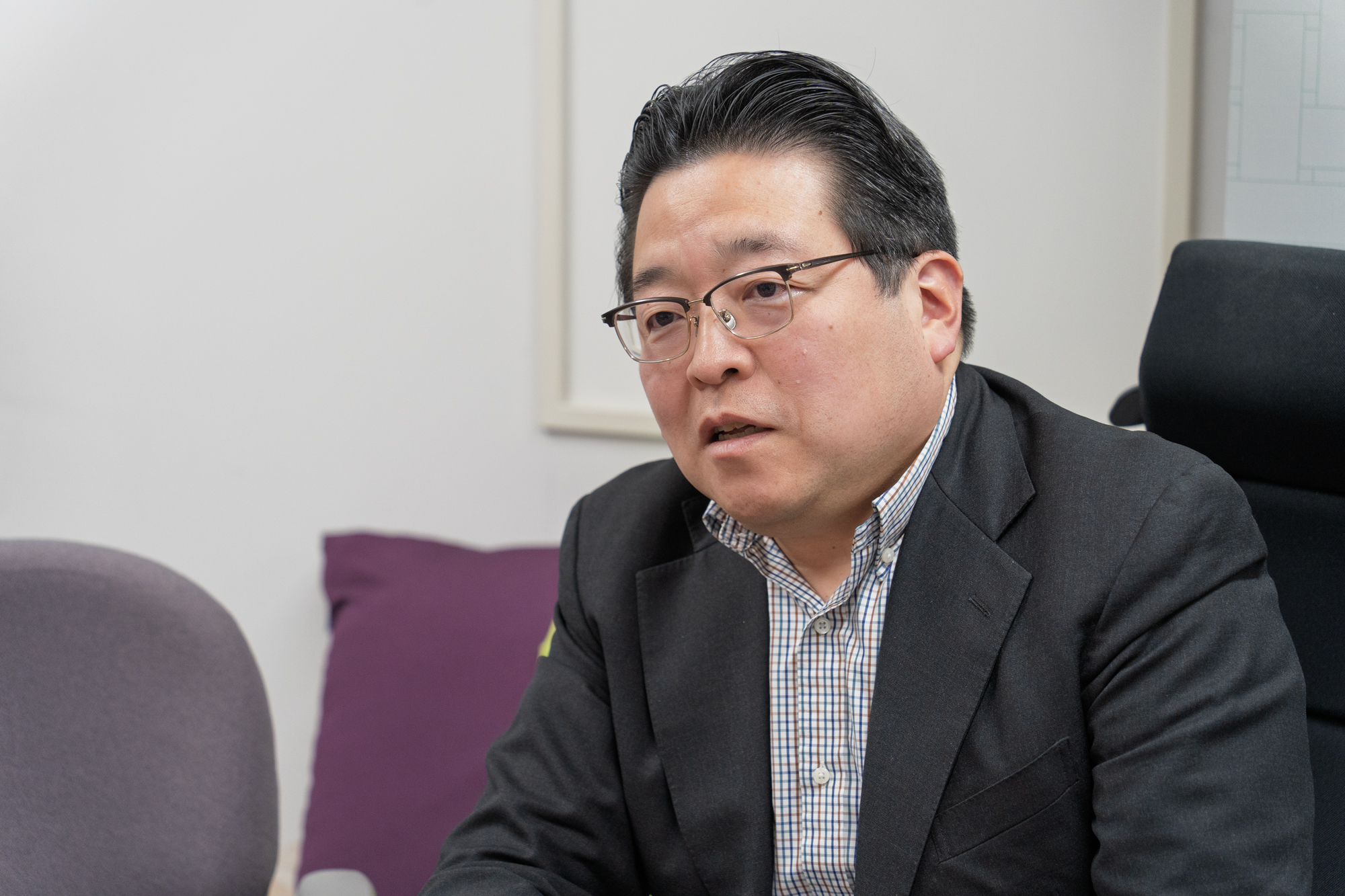 Professor Furukawa explaining his research.