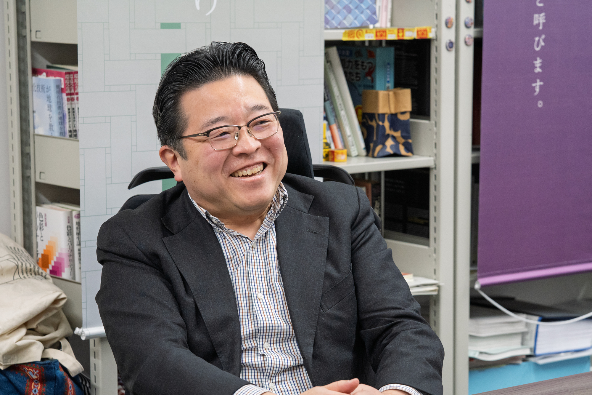 Professor Furukawa smiling as he says, 'Once I realized how hectic things would get the moment I arrived at the lab, those 30 minutes became something precious.'
