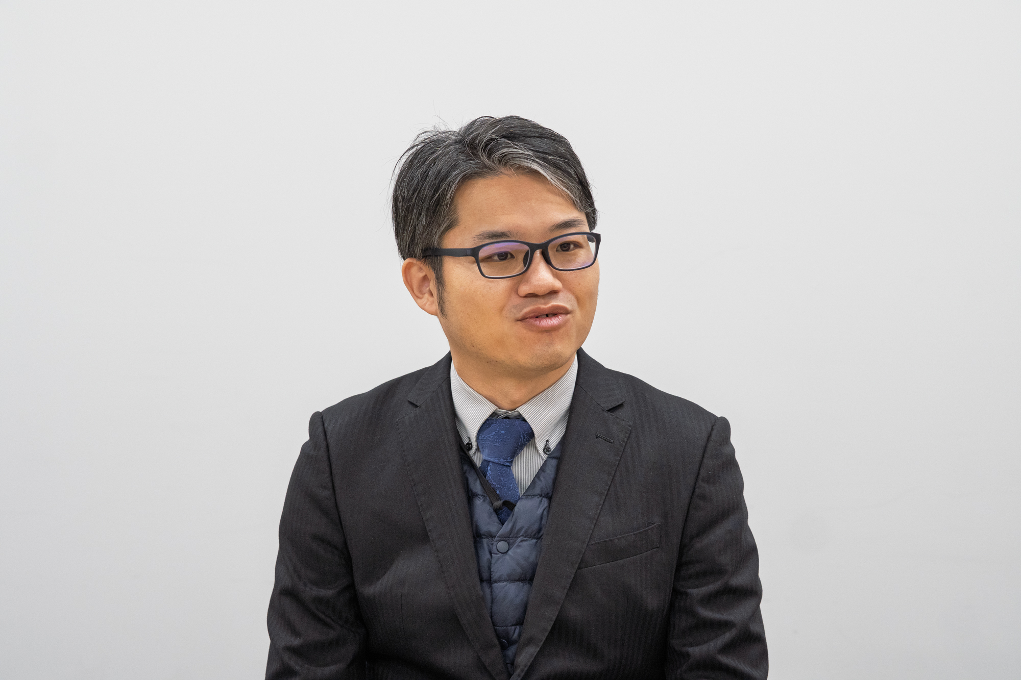 株式会社プロテリアルの企業説明をする関氏。