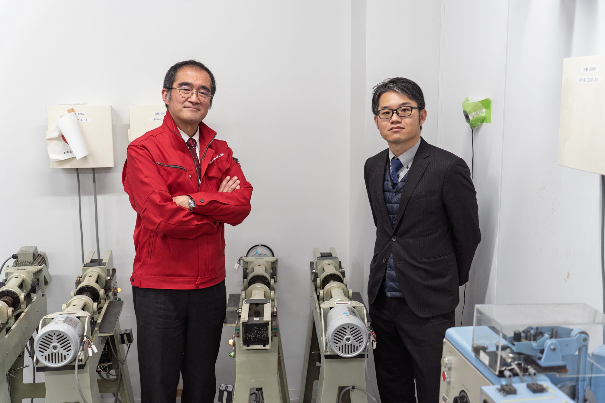 実験室での白木教授と関氏。