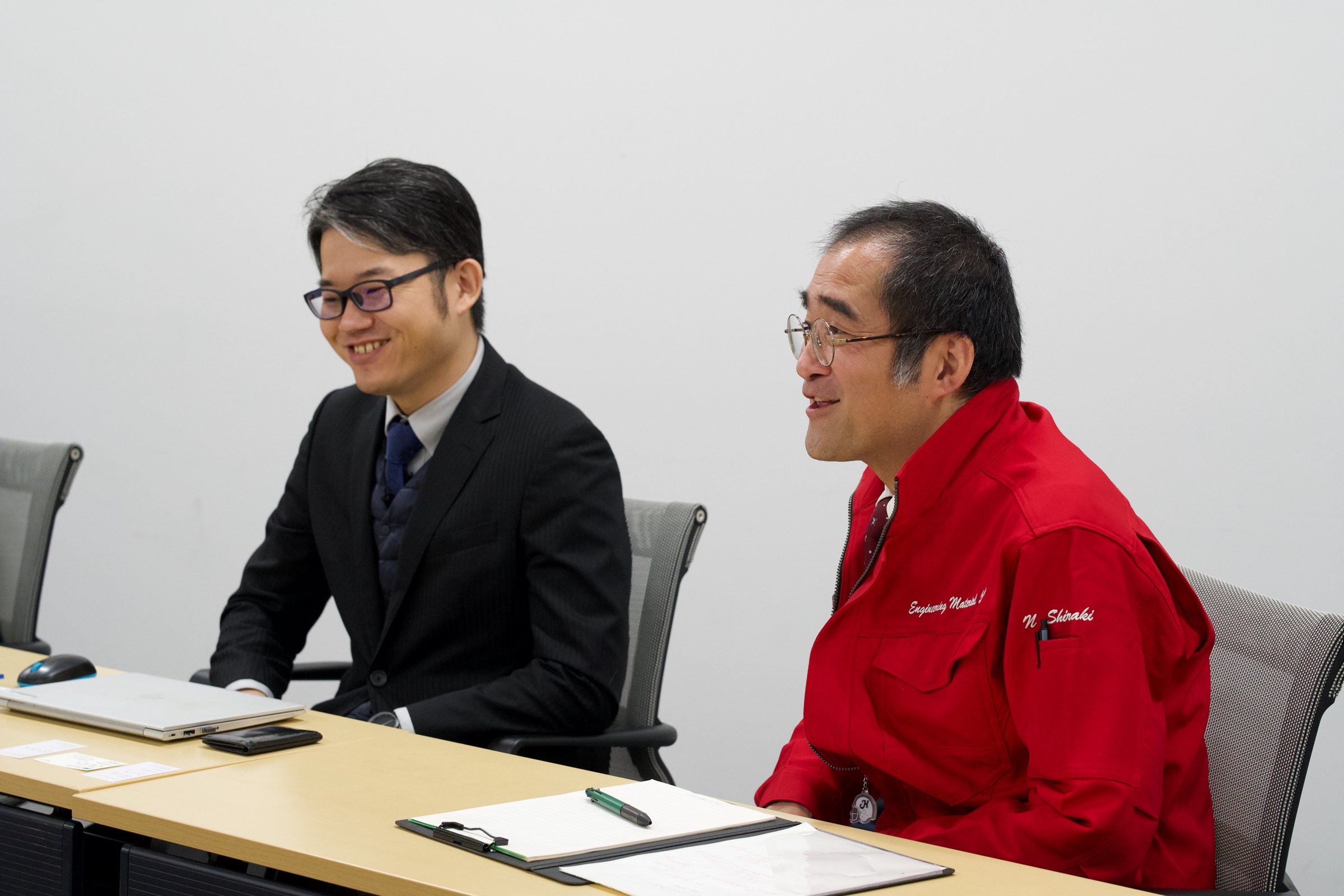 「研究は楽しくやらないとだめですね。孔子の言葉にあるじゃないですか。それを知る者はそれを好む者に如かず、それを好む者はそれを楽しむ者に如かず、って。まさしくあれです。」と語る白木教授と、隣でうなずく関氏。