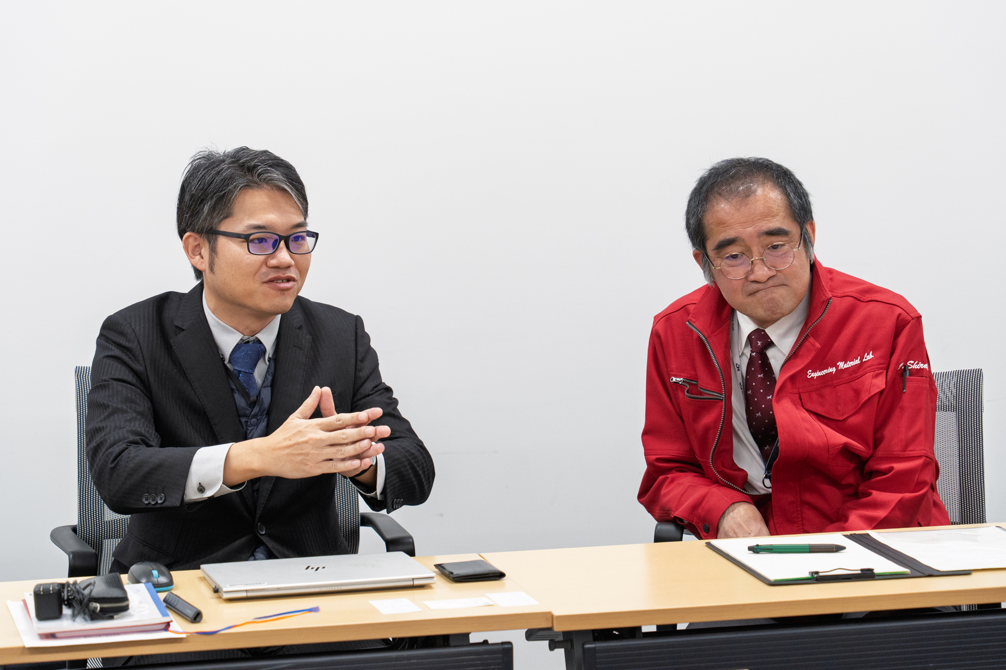 「材料の寿命が延びれば、製造にかかるエネルギーを減らすことにもつながる。脱炭素社会への貢献という意味でも、この研究は重要だと考えています。」と語る関氏と、頷く白木教授。