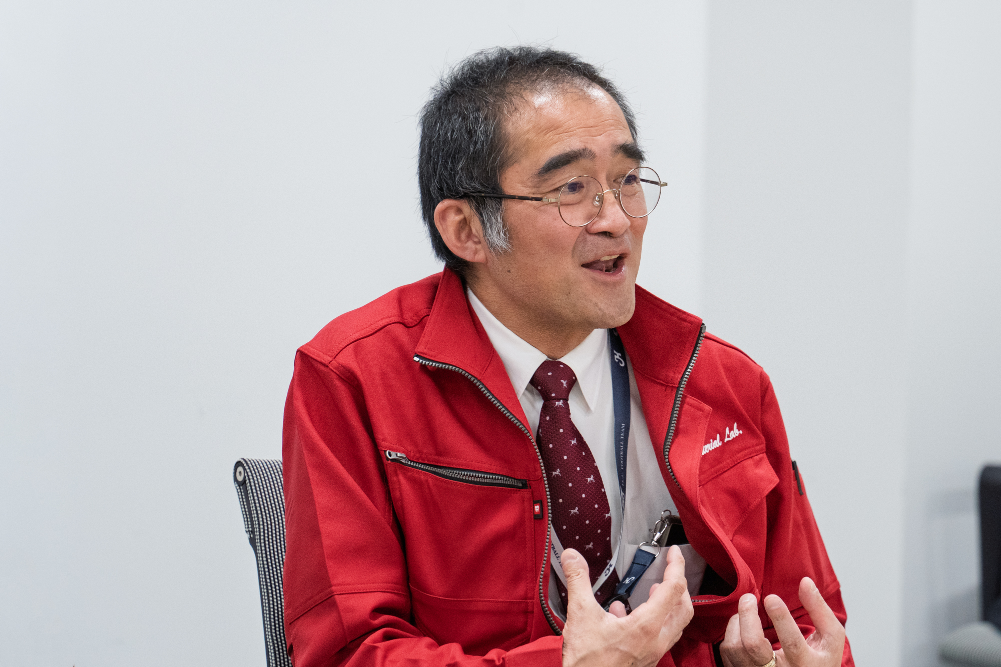 自身の研究を説明する白木教授