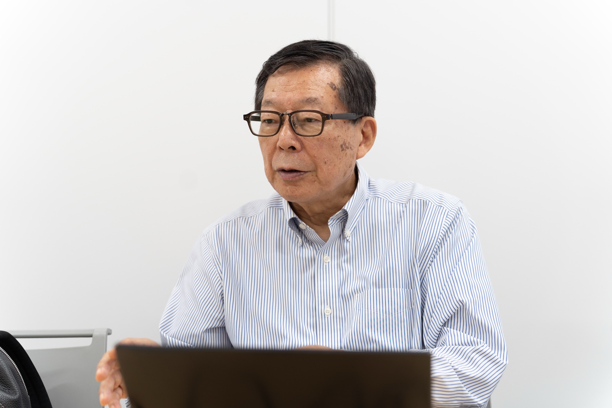 自身の研究を説明する藤田特別教授。