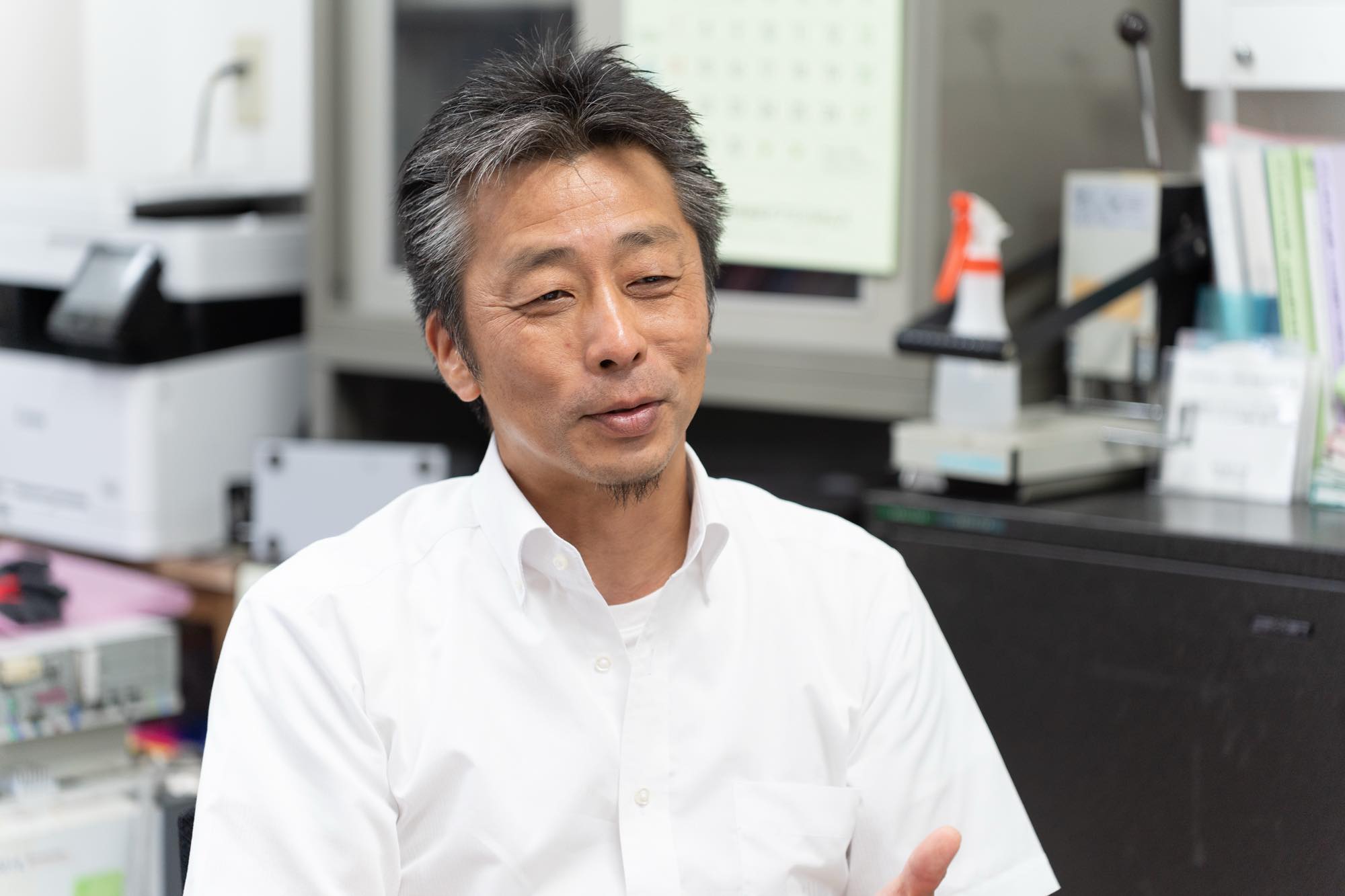 自身の研究を説明する佐藤教授。