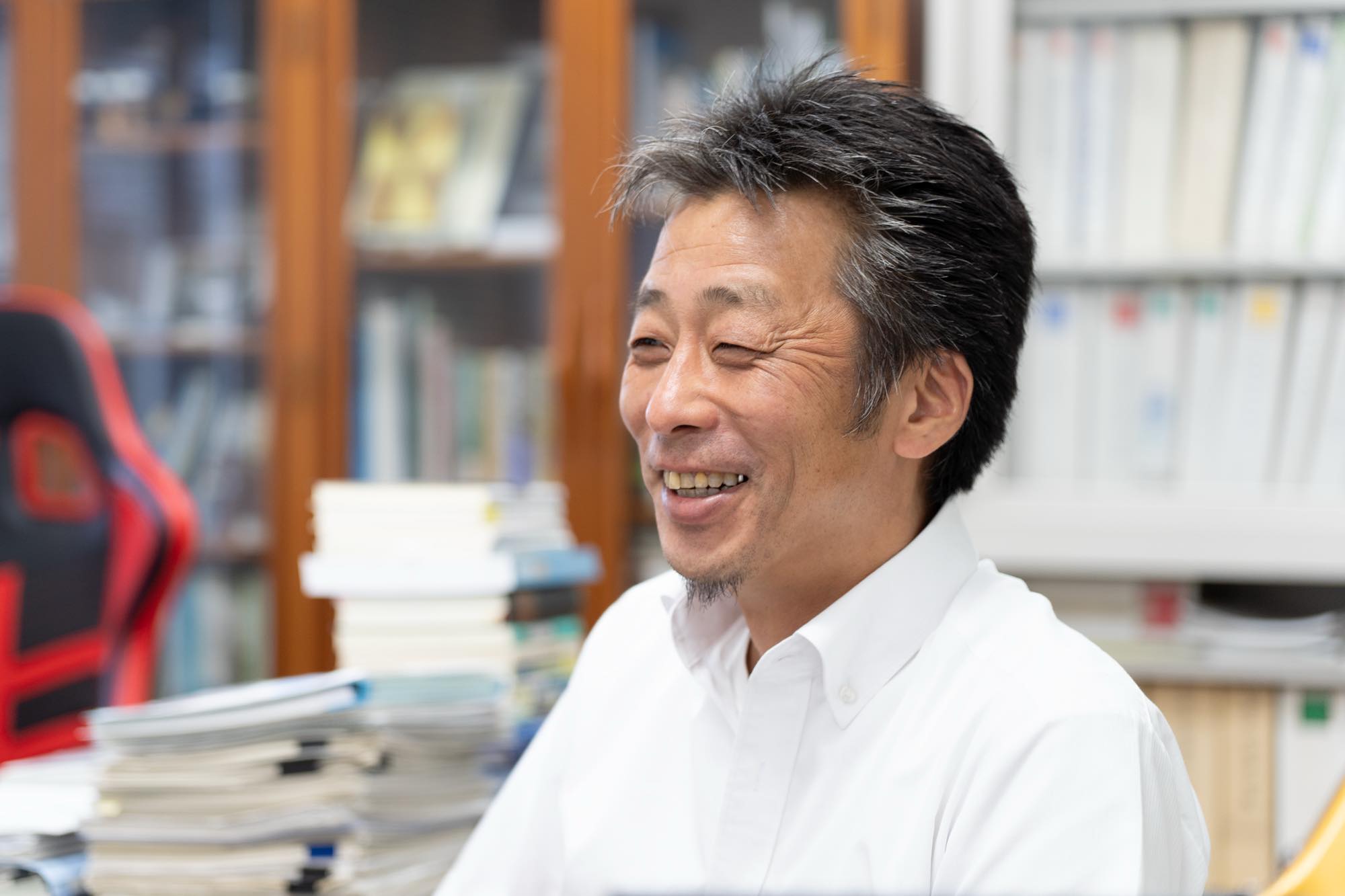 「原子力を研究する人は少ないのではないかと思い、この分野に進みました。小学生の頃は、単純に『学者ってかっこいい』と憧れていたんです。」と笑う佐藤教授。