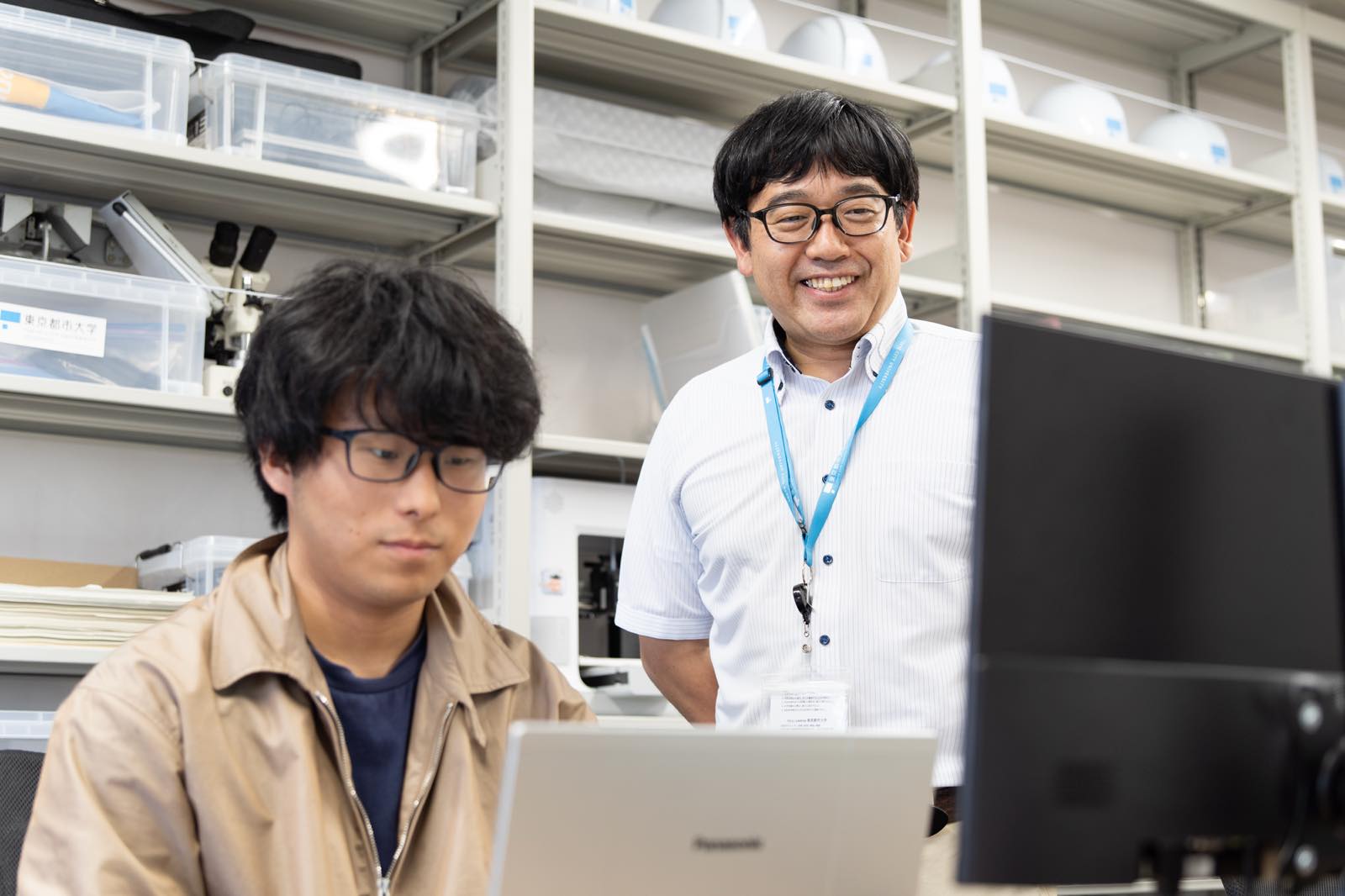 学生に指導する佐藤教授。機械学習の手法を用いたハザードマップの作成に取り組む環境学部3年生の足立さん(写真左)は「学部2年生の時に履修した佐藤先生の授業で、この分野に興味を持ちました。」と研究に至ったきっかけを語ってくれた。