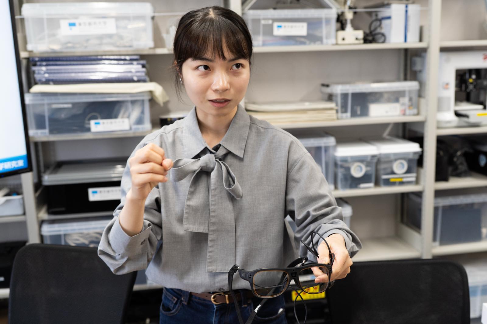 アイトラッキングの研究に使用するメガネ型のデバイスを紹介する松下さん。「研究では様々な機器を使用しますが、それぞれに一長一短があります。各研究に合わせて、適切な機器を使用しています。」と説明してくれた。