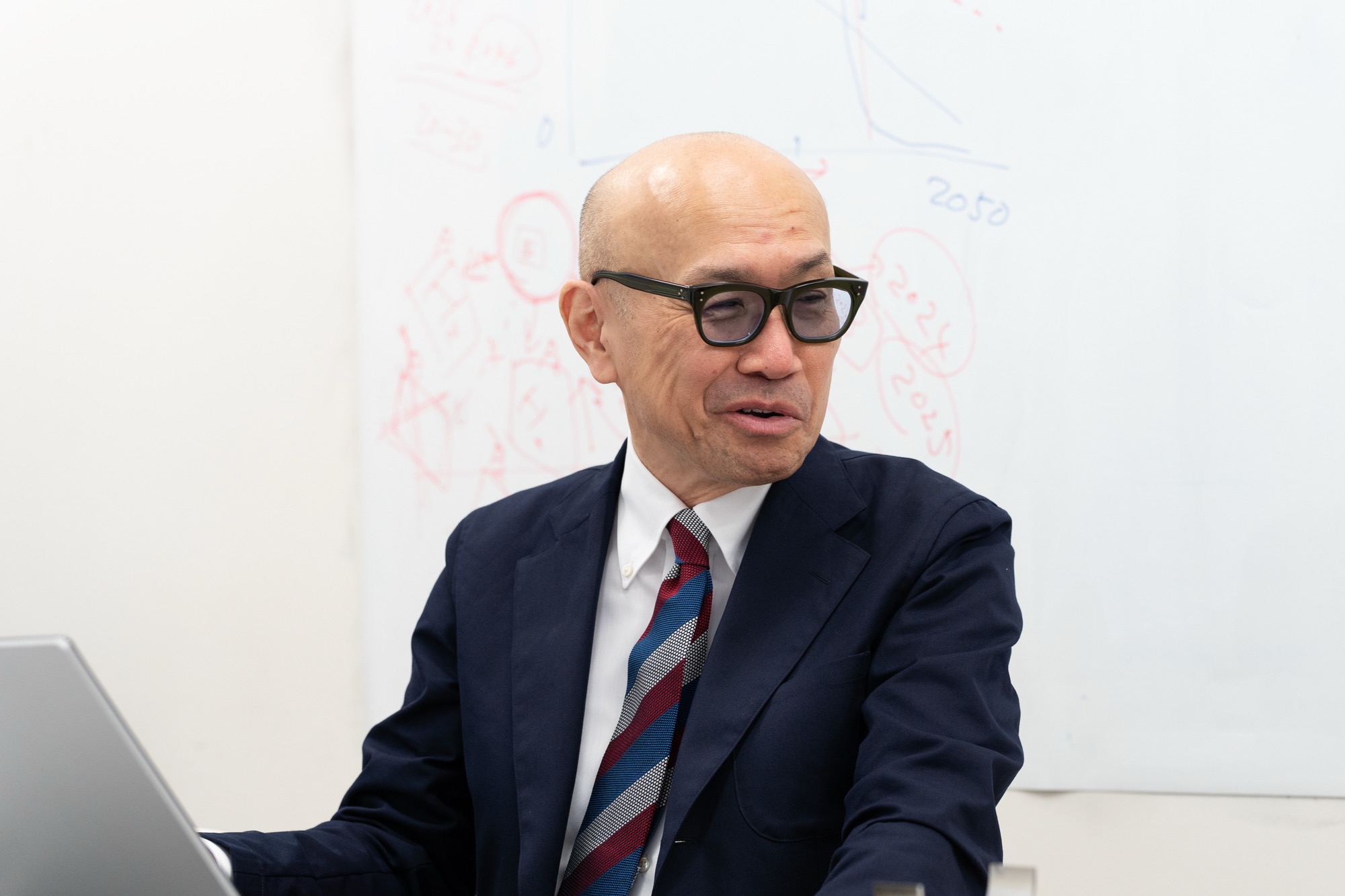 三原教授は旧武蔵工業大学の出身。学生当時のエピソードを尋ねると「試作車のエンジンが思うように始動しなくて、テストコースで走らせようとする30分前になってようやく動き出したこともあります。あの時は先輩もみんな焦っていましたね。」と当時を振り返って答えてくれた。