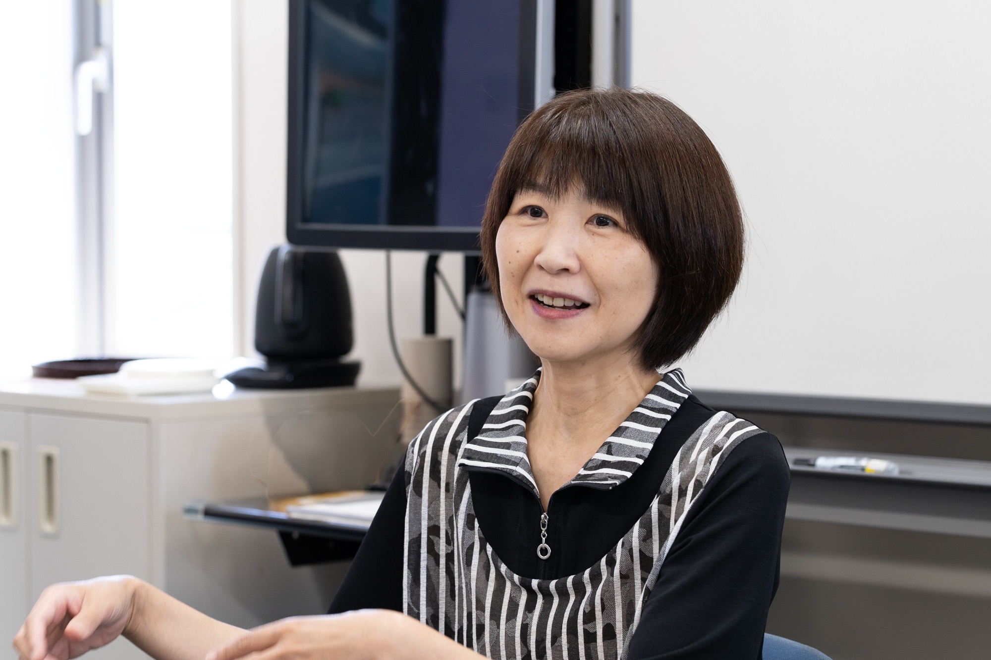 自身の研究内容を説明する大谷教授。