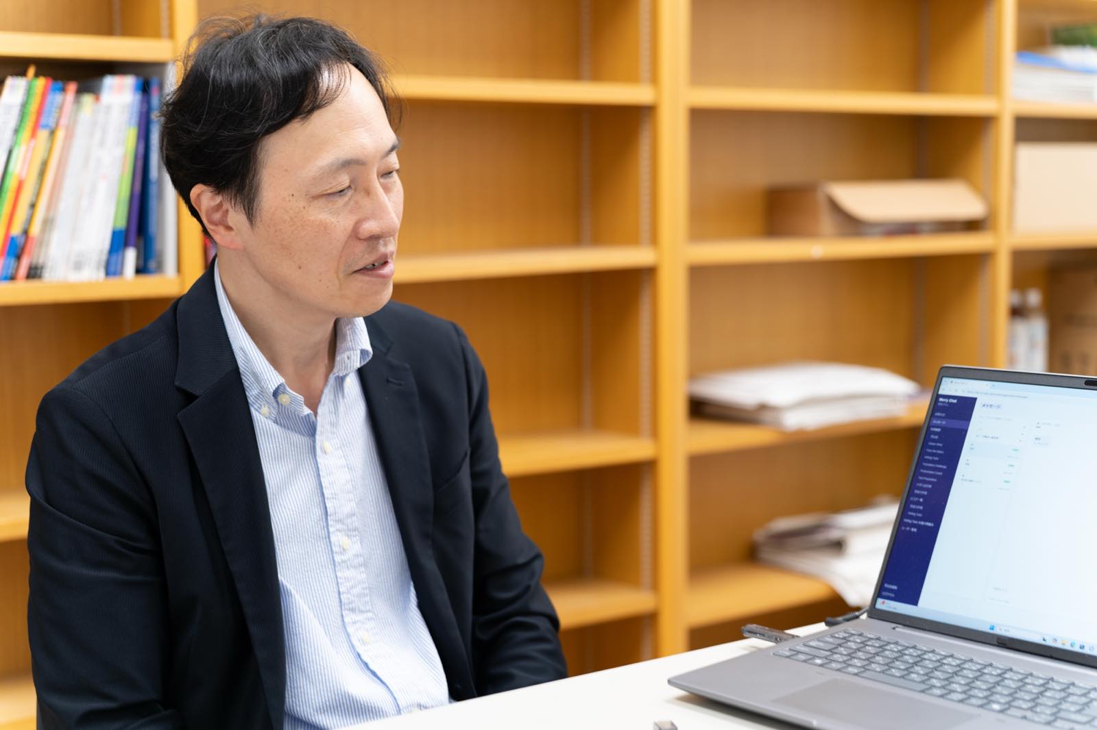 「初めてAIによって翻訳された英文を見た時の衝撃は忘れられませんね。本当に見事な英文だったんです。」と語る佐竹教授。
