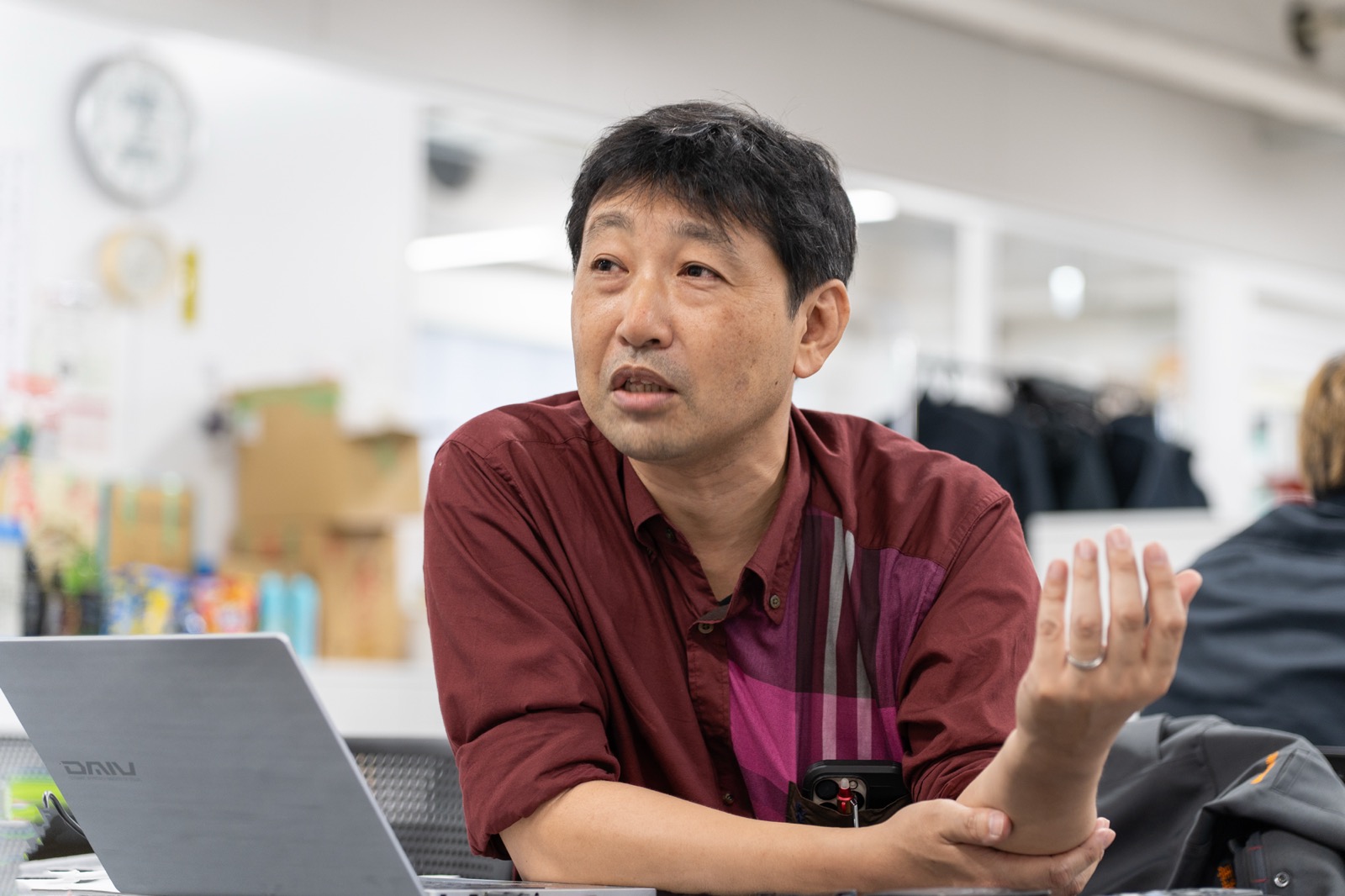 自身の研究を説明する伊藤教授