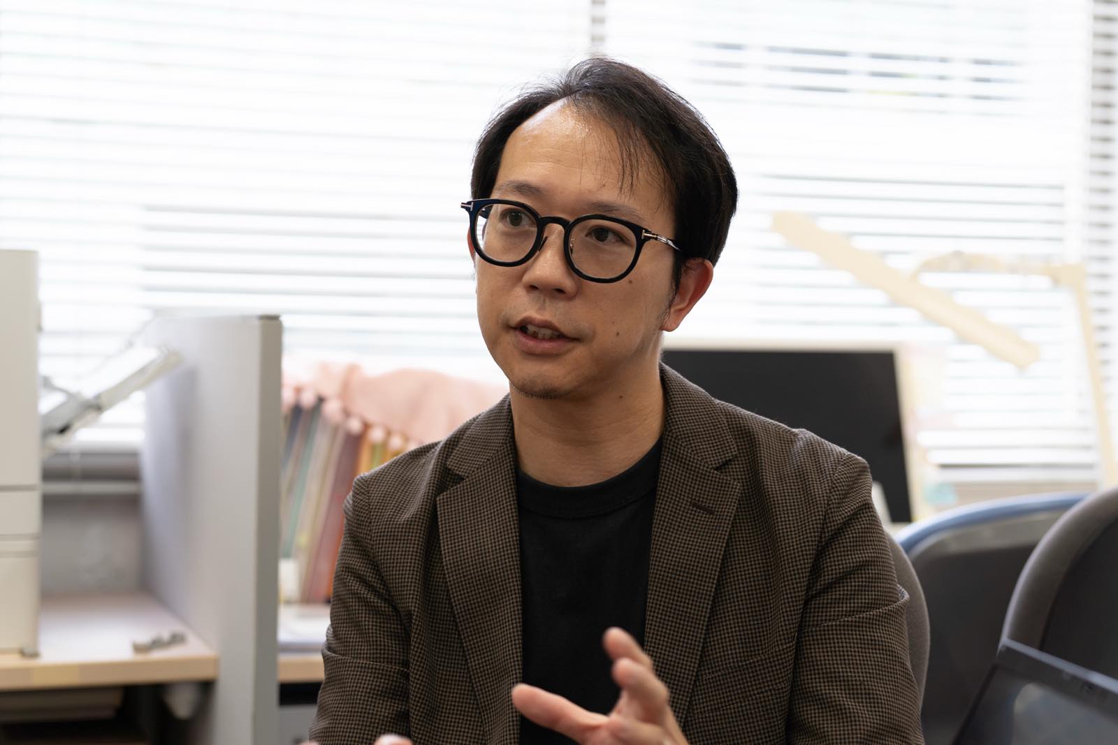 自身の研究内容を説明する石川教授。