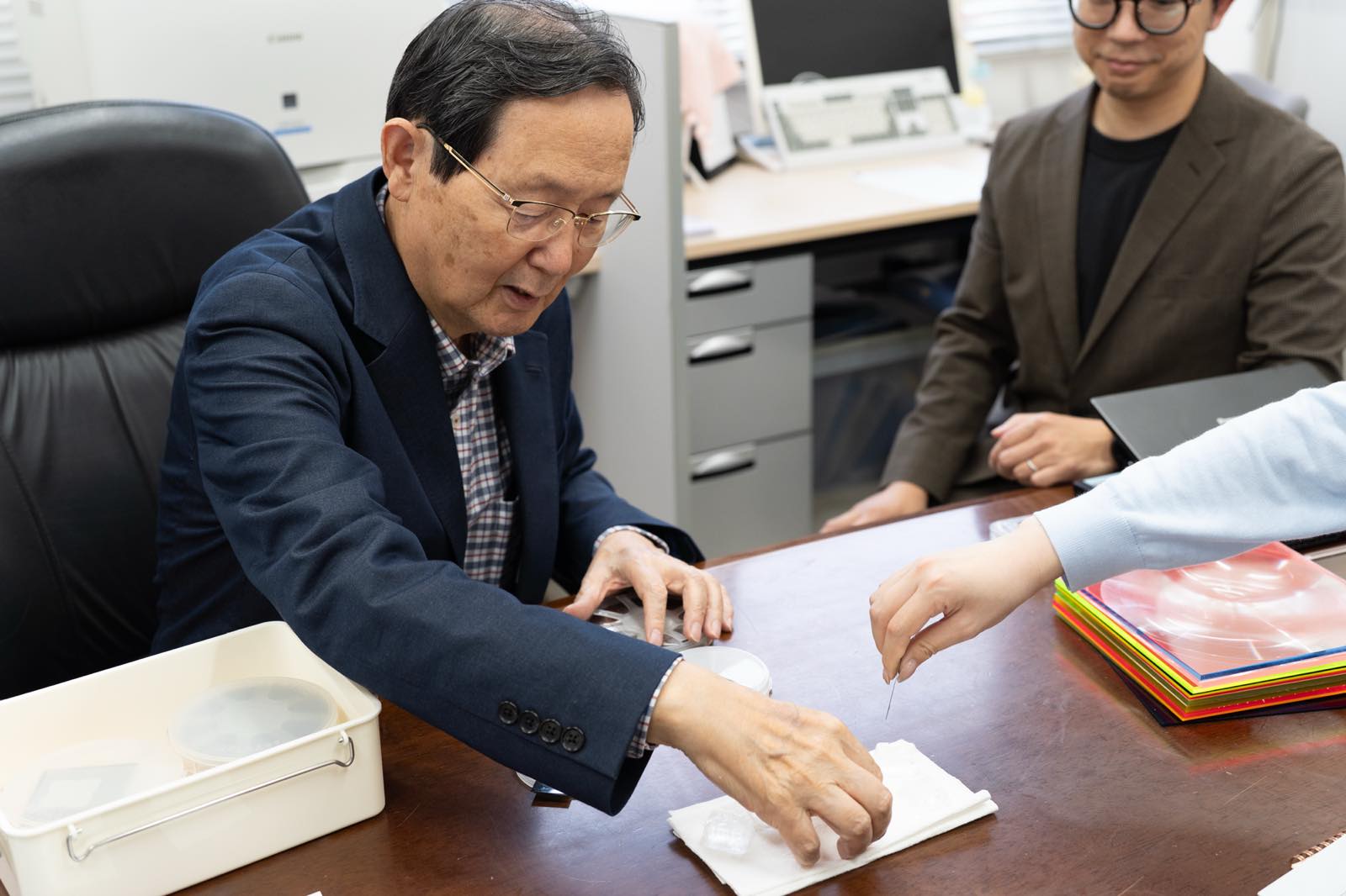 取材では氷を様々な物質で切る実験も行った。ガラスだとほとんど切れなかった氷が、熱伝導率が高い人工ダイヤモンドを使うと面白いほど切れるようになる。「こうした実験を通じて、幅広い人、特に子供たちに物質の特性の違いを学んで欲しいです。」
