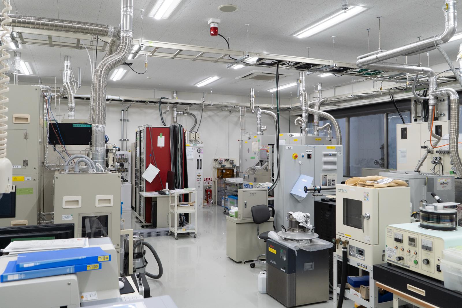 様々な機材が並ぶ実験室。学生が熱心に実験器具を操作する様子が印象的だった。