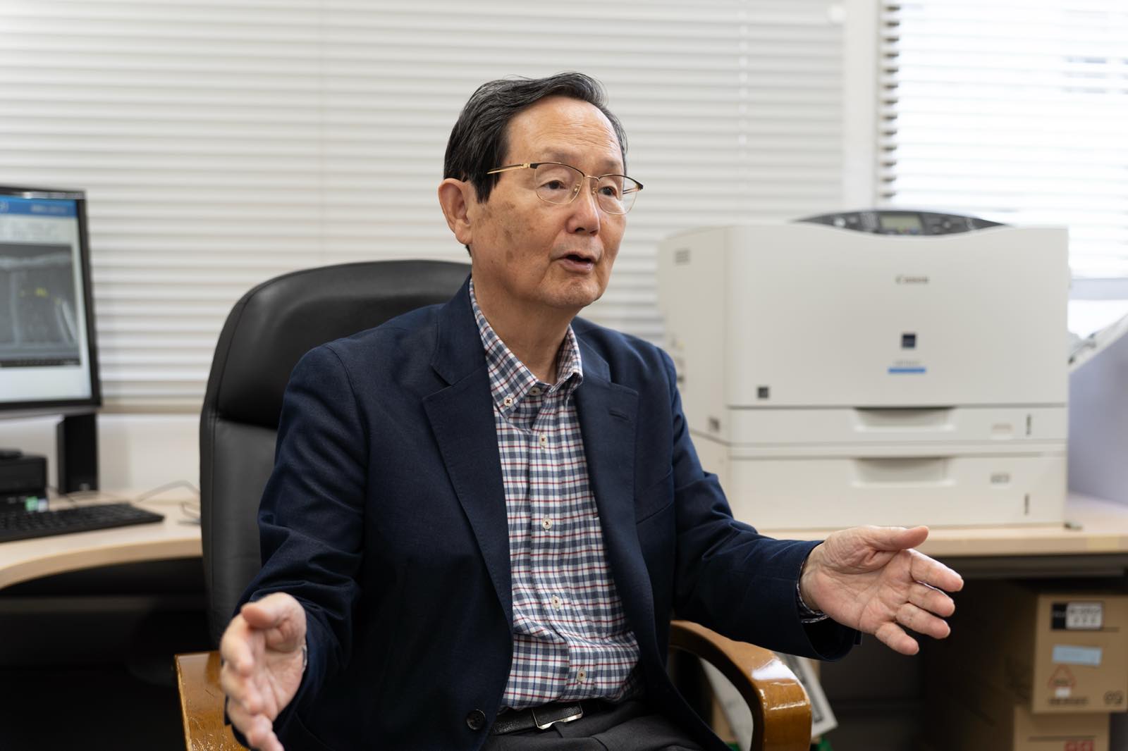 自身の研究を説明する小長井特別教授。